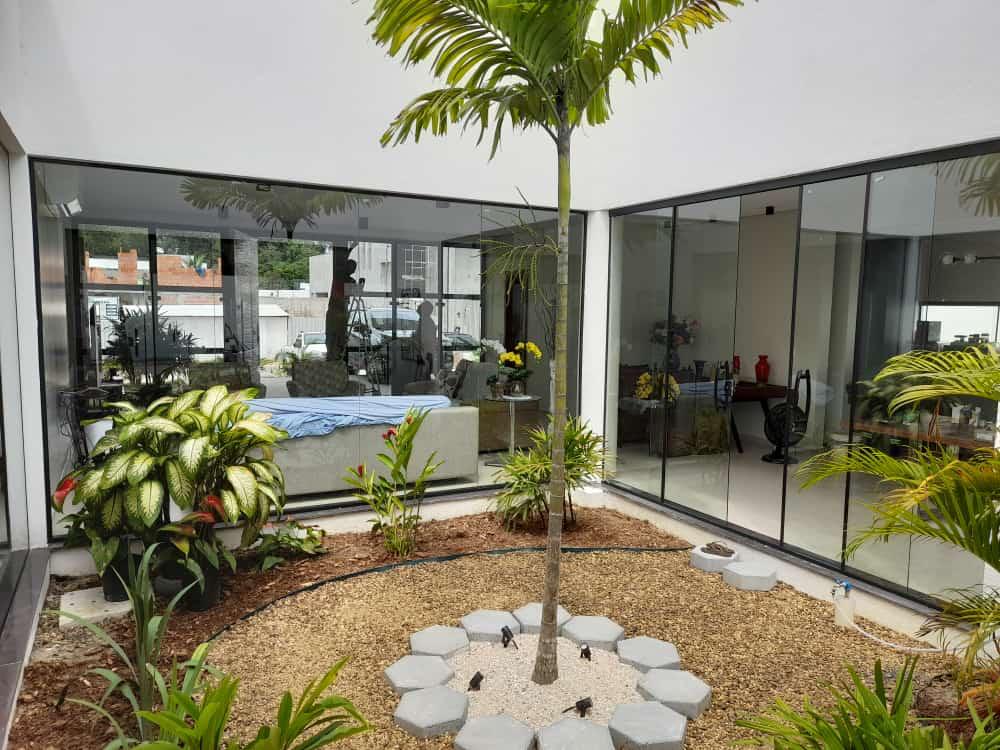 Fachada residencial com esquadrias de alumínio e vidro