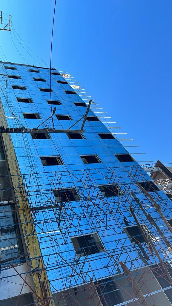 Fachada de vidro espelhado em edifício